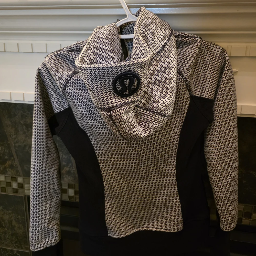 Lululemon Athletica Black and Cream Knit Fabric - Picture 2 of 8
